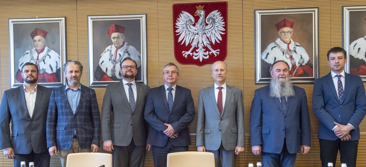 Od lewej: dr hab. inż. M. Zajkowski, prof. PB, dr hab. inż. J. Szusta, prof. PB,  mgr P. Chrapowicki, dr hab. inż. D. Czerwiński, prof. PL, prof. dr hab. inż. J. Sęp, dr hab. inż. M. Świercz, prof. PB, mgr M. Szalacha, 