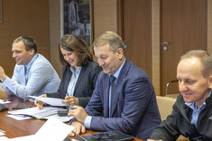 Od lewej: dr hab. inż. D. Strzałka, dr hab. inż. G. Mrówka-Nowotnik, mgr A. Sowa, dr T. Masłowski,