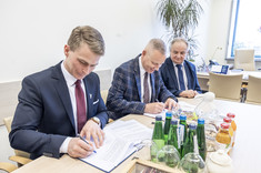 Od lewej: mgr E. Trojanowski, prof. PRz L. Gniewek, prof. L. Lichołai, 