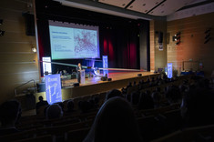 Dr hab. inż. A. Majka, prof. PRz wygłaszający wykład „Ekologia w transporcie lotniczym”,