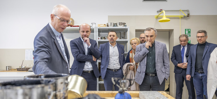 Dr inż. L. Bichajło prezentuje możliwości badawcze Katedry Dróg i Mostów.