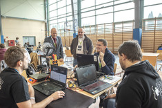 Prof. J. Sęp i prof. PRz A. Majka wraz z drużyną SKNI „Kod”