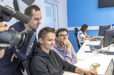 Studenci WEiI z prowadzącym mgr. inż. M. Salachem (pierwszy z lewej),