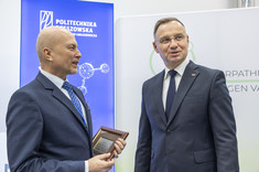 Od lewej: prof. j. Sęp i prezydent A. Duda,