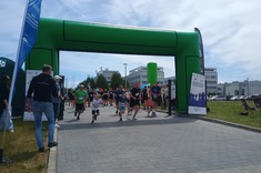 Zdjęcie przedstawia start biegu rodzinnego 