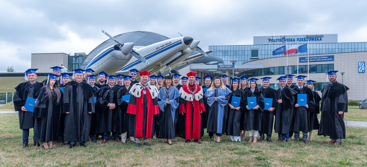 Absolwenci z przedstawicielami władz PRz i WZ,