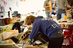 Wojciech Koszelski podczas pracy nad bezzałogowym samolotem udźwigowym,