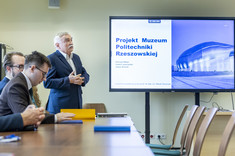 Prezentacja pierwszego etapu projektu architektonicznego Muzeum Politechniki Rzeszowskiej. Drugi z lewej prof. M. Gosztyła,