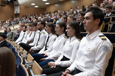 Absolwentki i absolwenci kierunku lotnictwo i kosmonautyka, specjalności „pilotaż”,