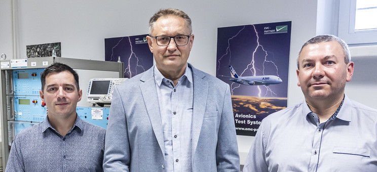 Od lewej: dr inż. K. Filik, prof. PRz G. Masłowski, dr inż. G. Karnas,